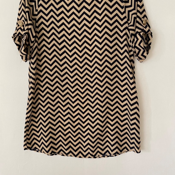 EVERLY Women's Size Small Navy Tan Chevron Short Sleeve Shift Mini Dress - Picture 3 of 7